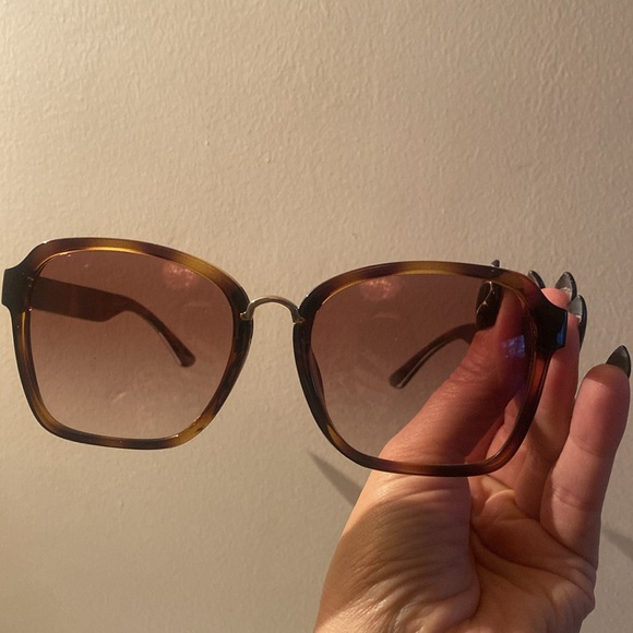 Tory Burch tortoise frame sunnies - Picture 4 of 6